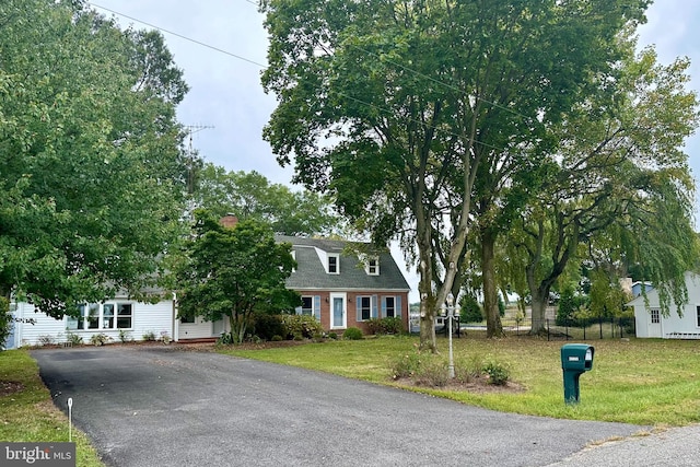 view of front of house with a front lawn