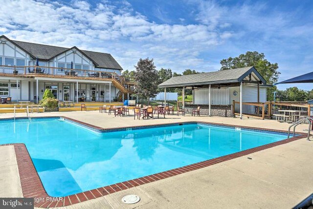 view of swimming pool featuring a patio