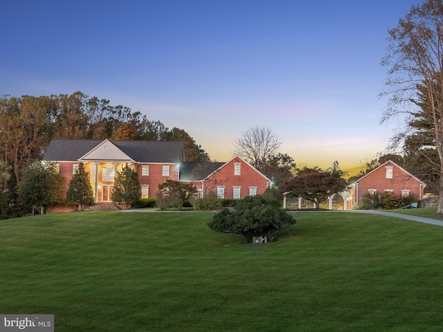 view of front of property featuring a front lawn