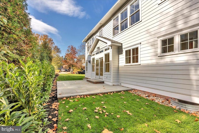 view of yard featuring a patio