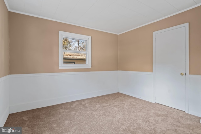 unfurnished room featuring crown molding and carpet flooring