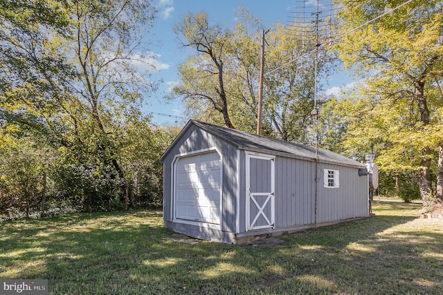 view of outdoor structure with a yard