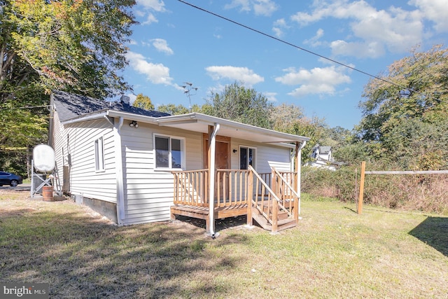 view of front of house featuring a front yard