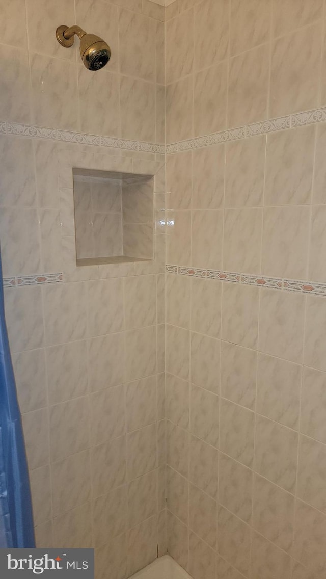 bathroom featuring a tile shower