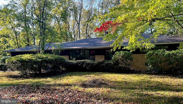 ranch-style home with a front yard