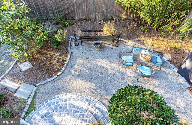 view of yard featuring a patio area