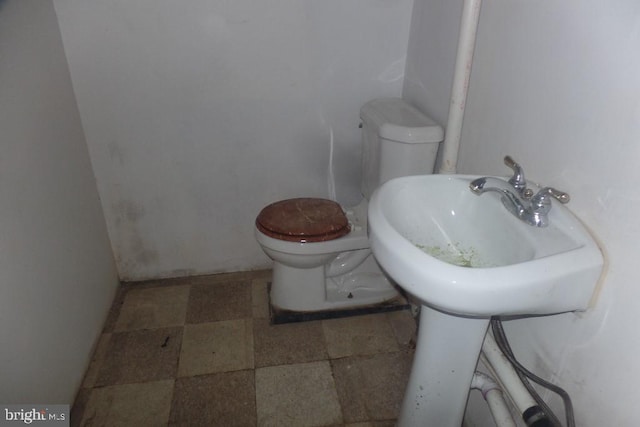 bathroom featuring toilet