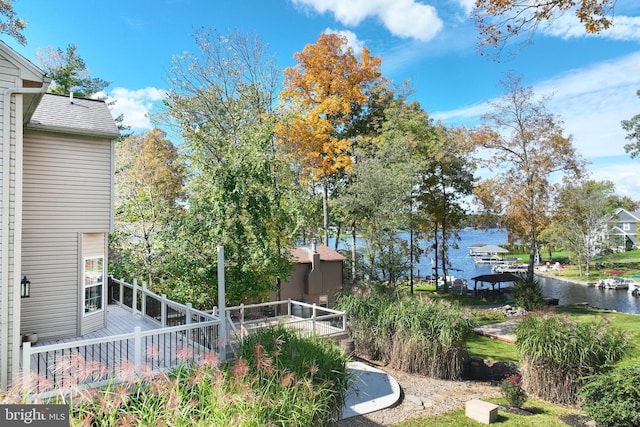 view of yard featuring a water view