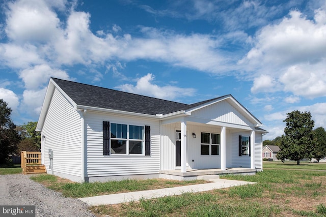 view of front of property featuring a porch and a front yard