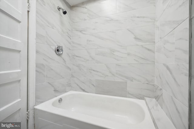 bathroom with tiled shower / bath combo