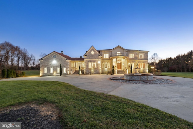 view of front facade featuring a front yard and driveway