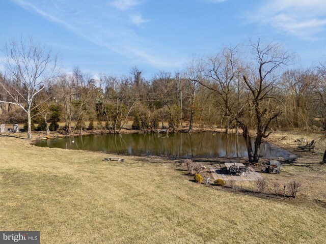 view of yard featuring a water view