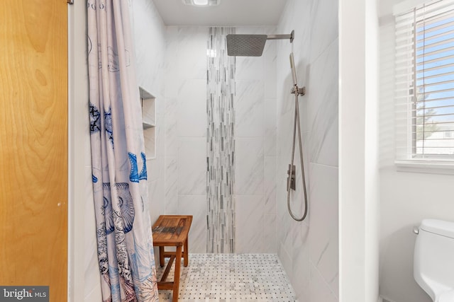 bathroom with toilet and tiled shower