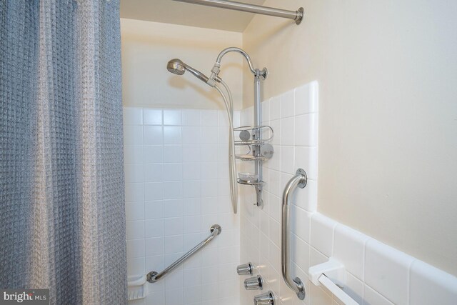 bathroom featuring a shower with shower curtain