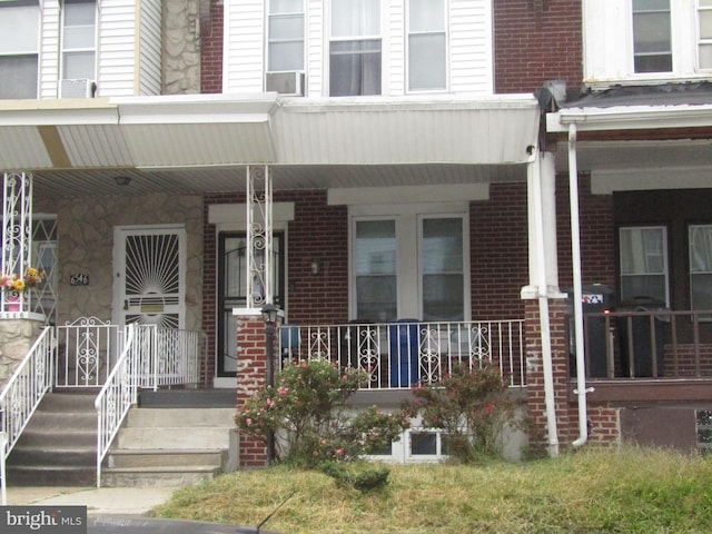 property entrance featuring a porch