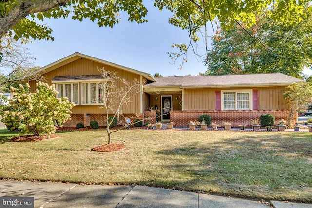 view of front facade with a front yard