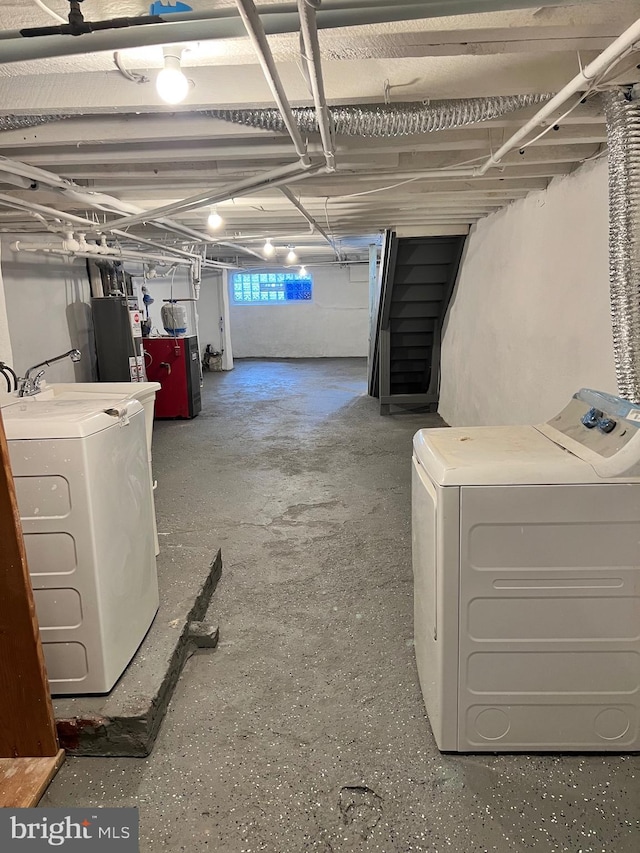 basement with water heater and washer and dryer