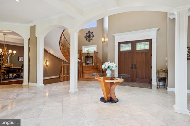 entryway featuring an inviting chandelier and crown molding