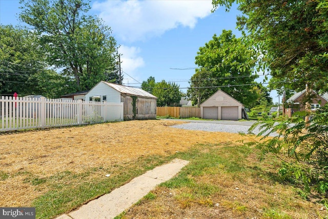 view of yard featuring a shed