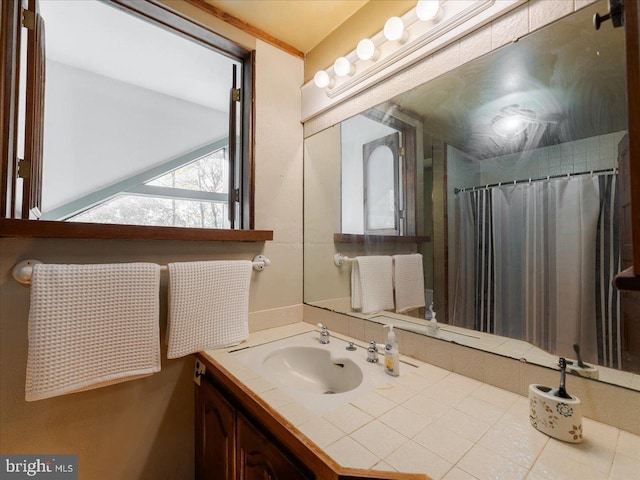 bathroom with a shower with shower curtain and vanity