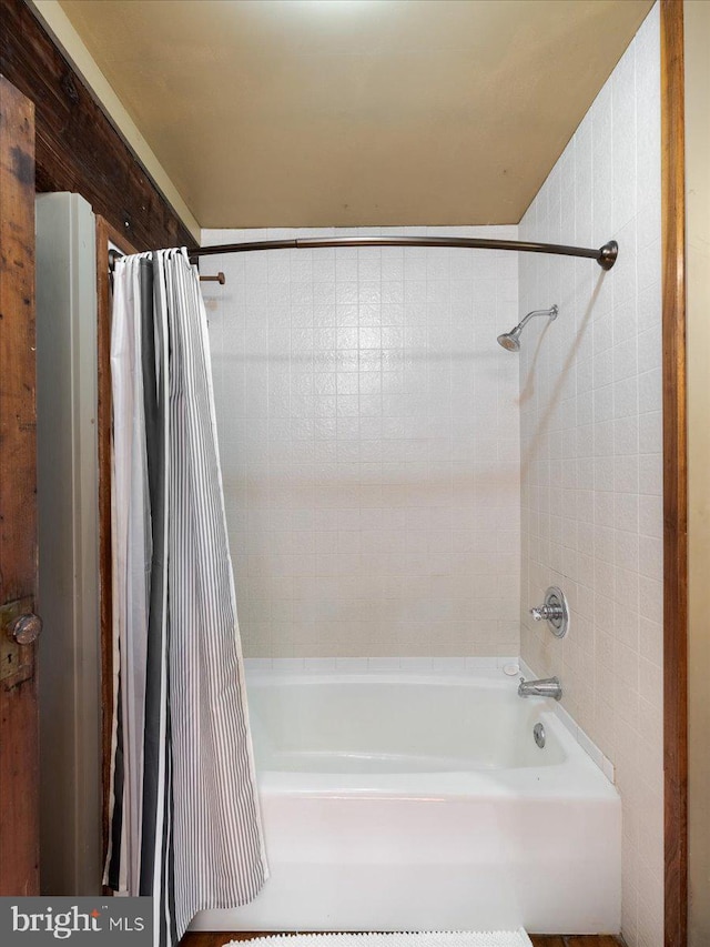 bathroom with shower / tub combo with curtain