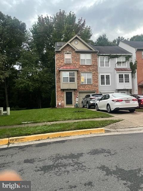 view of front of property featuring a front yard