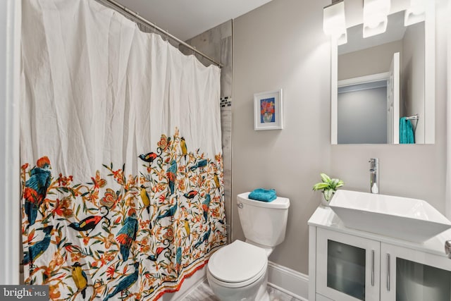 bathroom featuring a shower with curtain, vanity, and toilet