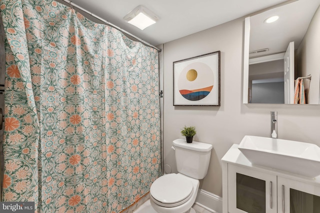 bathroom with a shower with shower curtain, vanity, and toilet