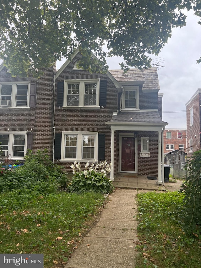 view of front facade featuring a porch