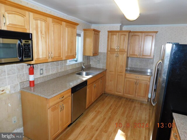 kitchen with sink, light hardwood / wood-style flooring, stainless steel appliances, decorative backsplash, and crown molding