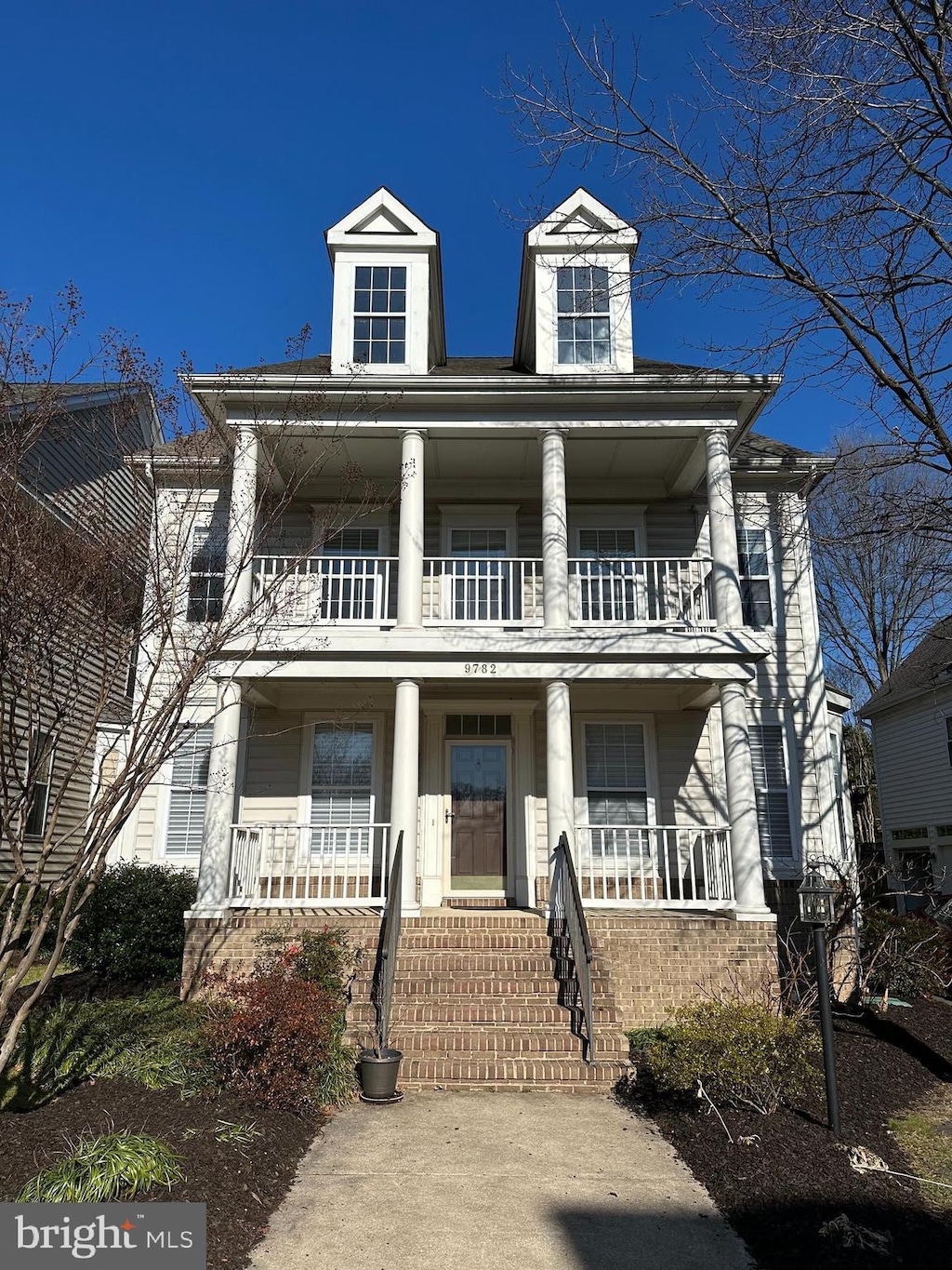 view of front of property featuring a balcony