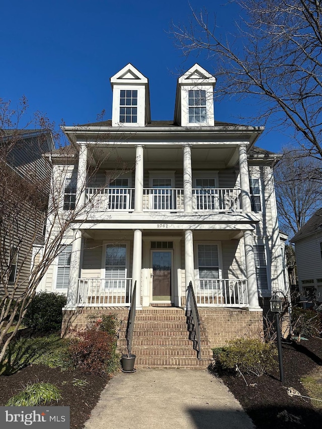 view of front of property featuring a balcony