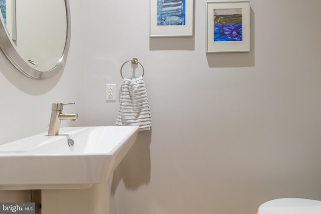 bathroom featuring sink and toilet