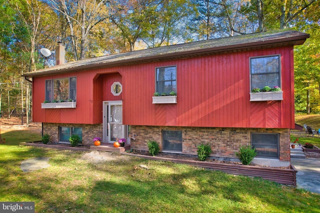 raised ranch featuring a front lawn