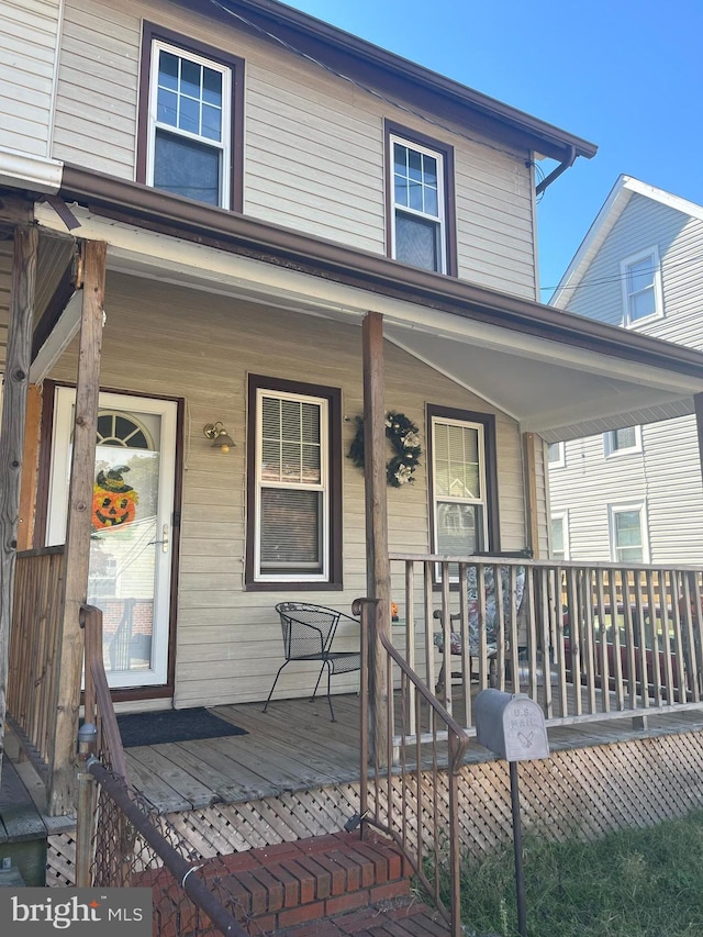 property entrance featuring a porch