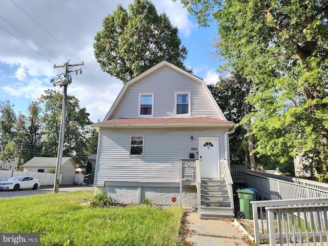 view of front of property featuring a front lawn