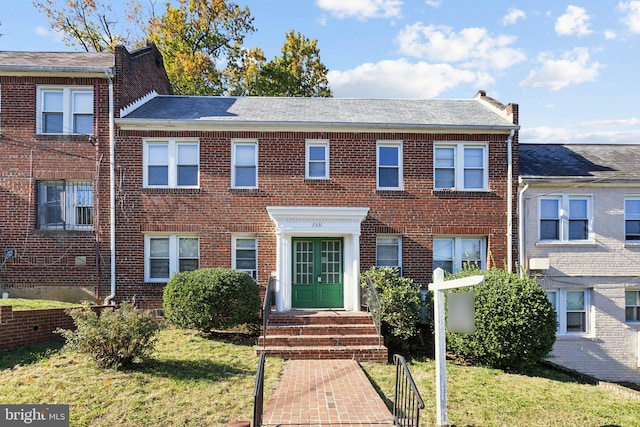 view of front of property featuring a front yard