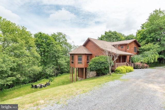 log-style house featuring a front lawn