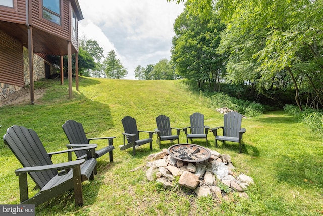 view of yard featuring an outdoor fire pit