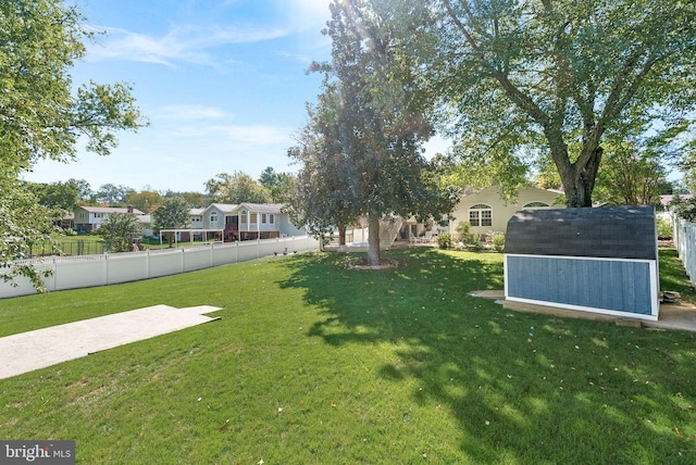 view of yard with a storage unit