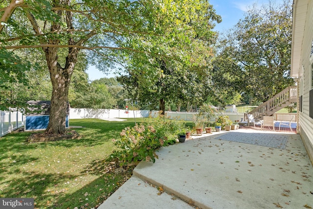 view of yard featuring a patio