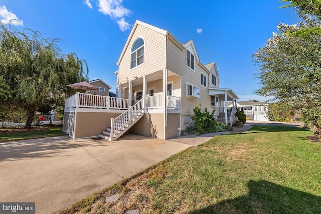 view of front facade featuring covered porch and a front lawn