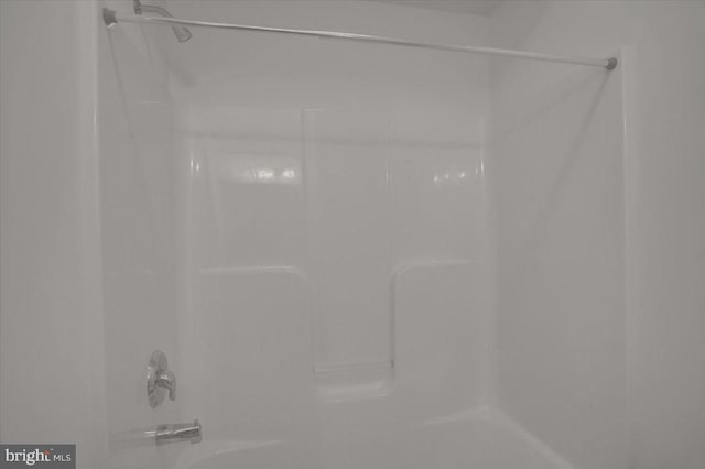 room details with shower / bath combination