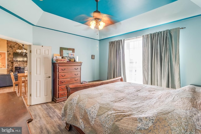 bedroom with lofted ceiling, light hardwood / wood-style floors, and ceiling fan