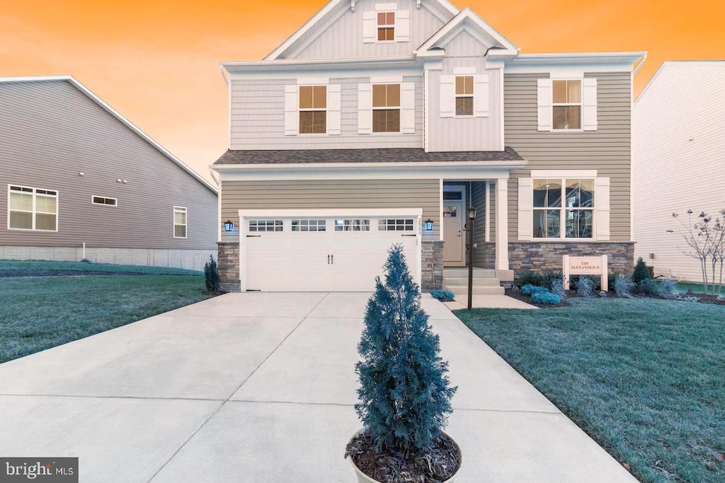 view of front of house featuring a yard and a garage