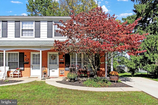 view of front of property featuring a porch and a front lawn