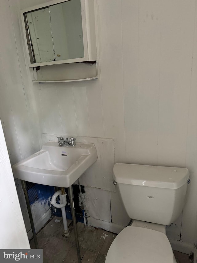 bathroom featuring sink and toilet