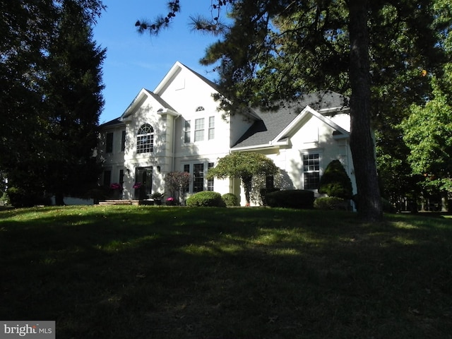 view of front of property with a front yard