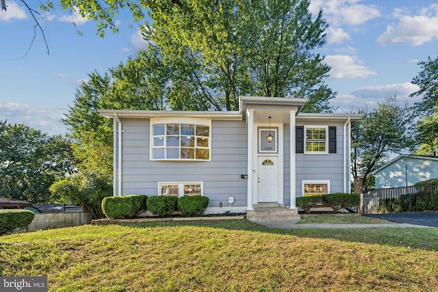 bi-level home featuring a front lawn