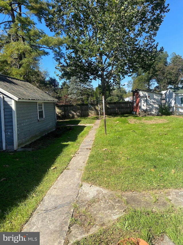 view of yard featuring a shed